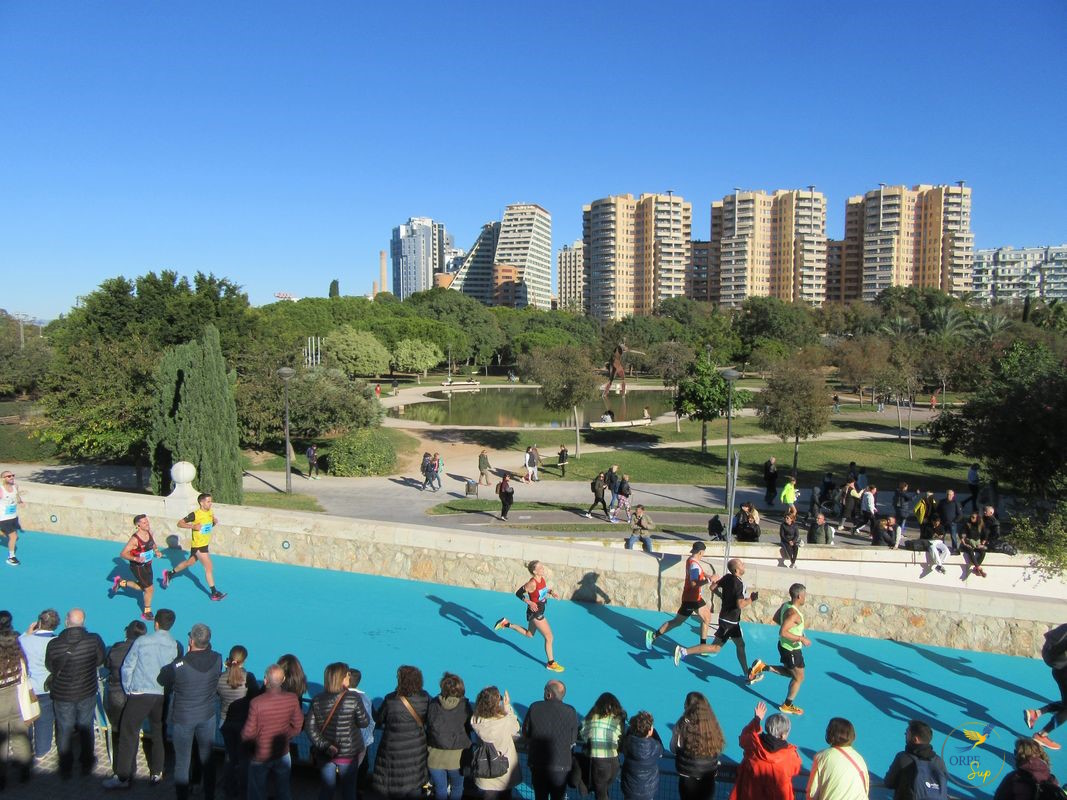 Marathon València 2023 - Statue style contemporain de Neptune - 500m de l'arrivée