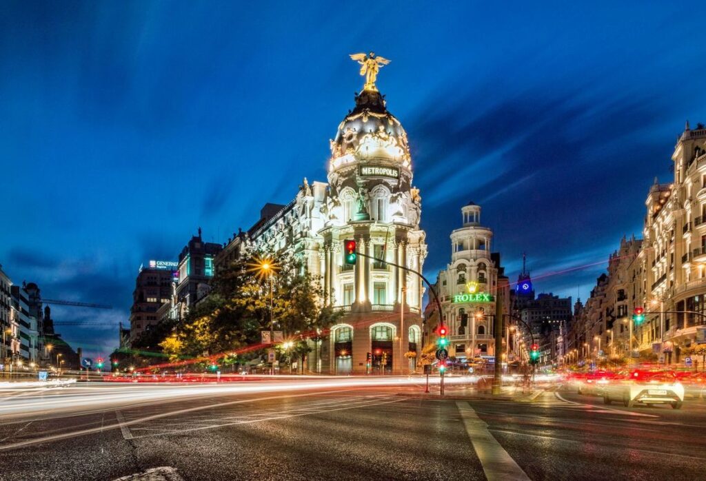 Étudier à Madrid - El Edificio Metropolis (La Gran Via) by night