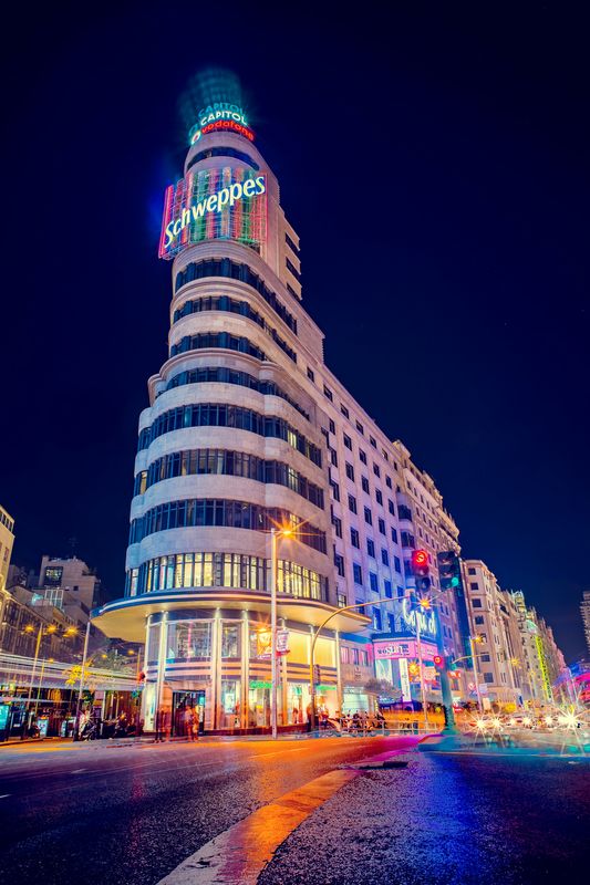 Étudier à Madrid - Le cine Capitol y El letrero de Schweppes (La Gran Via) by night