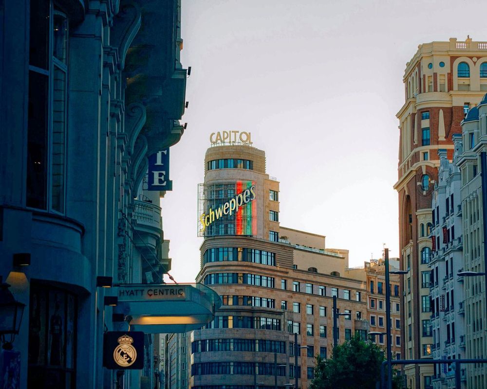 Étudier à Madrid - Le cine Capitol y El letrero de Schweppes (La Gran Via)