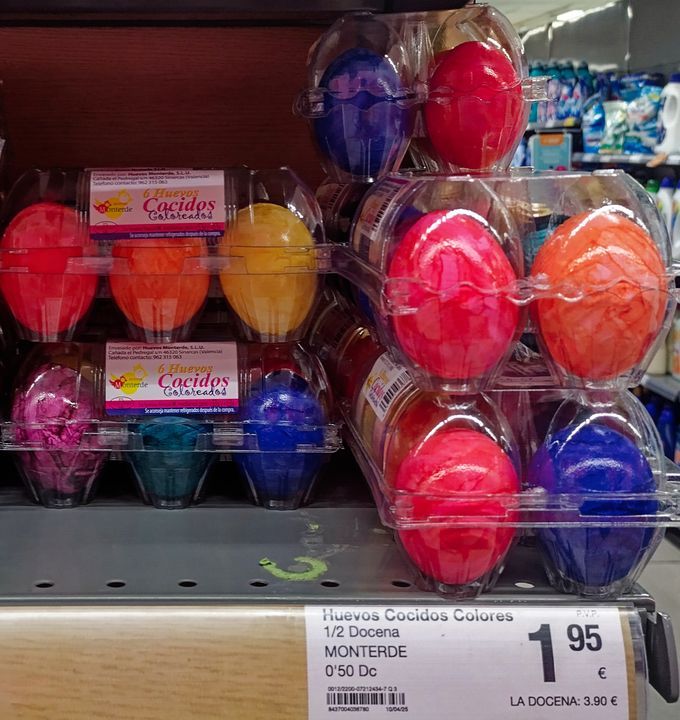 Huevos cocidos pintados