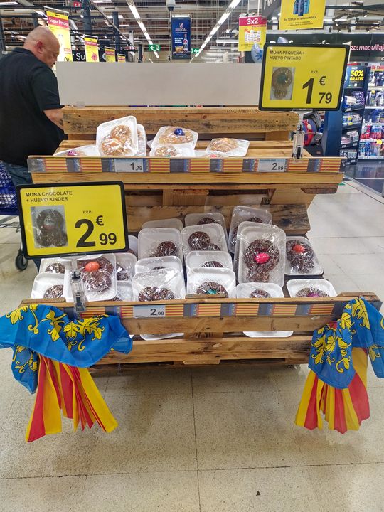 Monas de Pascua sin y con chocolate, y con huevo cocido pintado o huevo chocolate