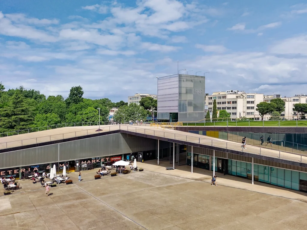Campus de l'Universidad Autónoma de Madrid (UAM) - Plaza Mayor & Services