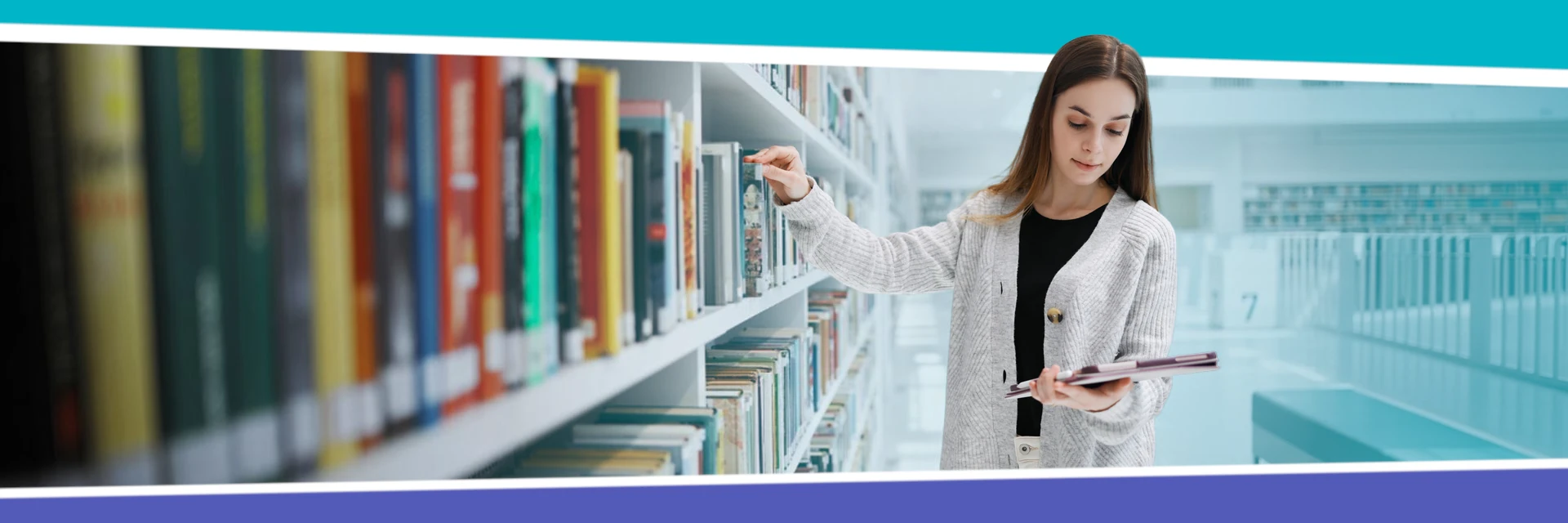 Étudiante choisissant des livres pour étudier les sciences politiques en Espagne
