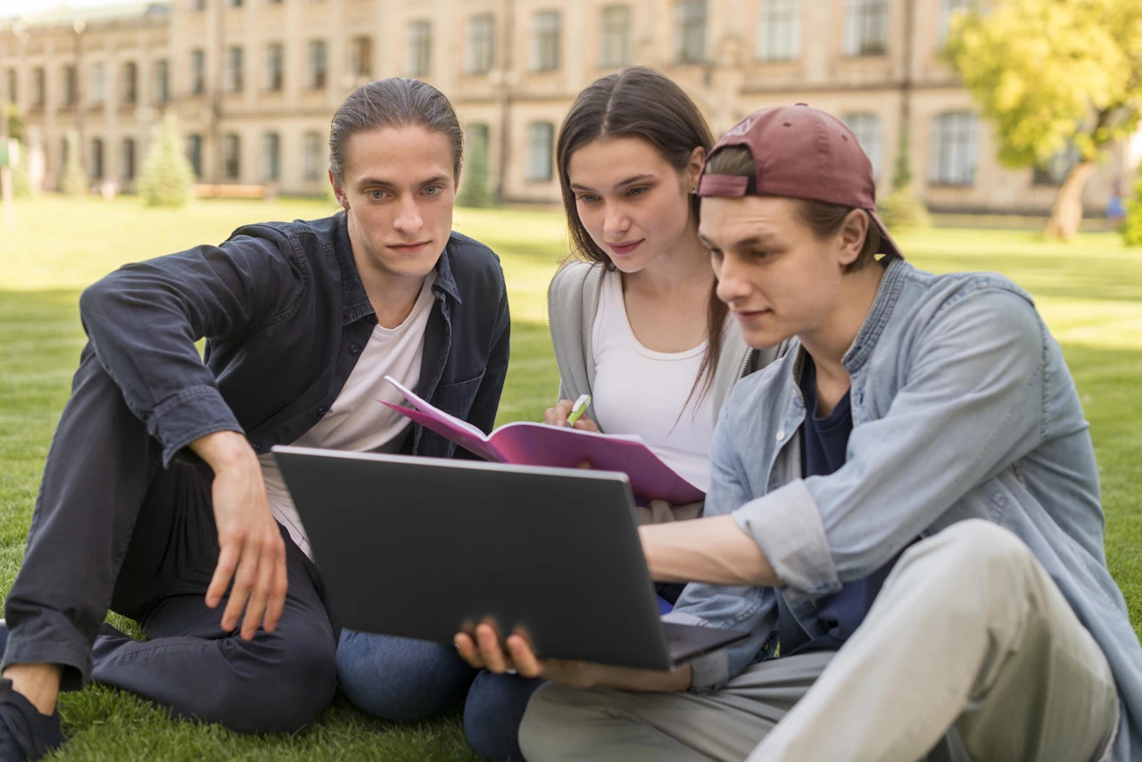 Étudiants préparant leurs dossiers pour les admissions aux universités à l’étranger