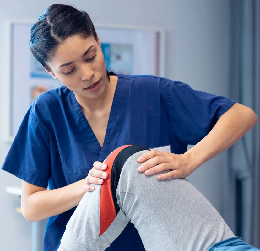 Étudiant en kiné en Espagne pendant un cours pratique