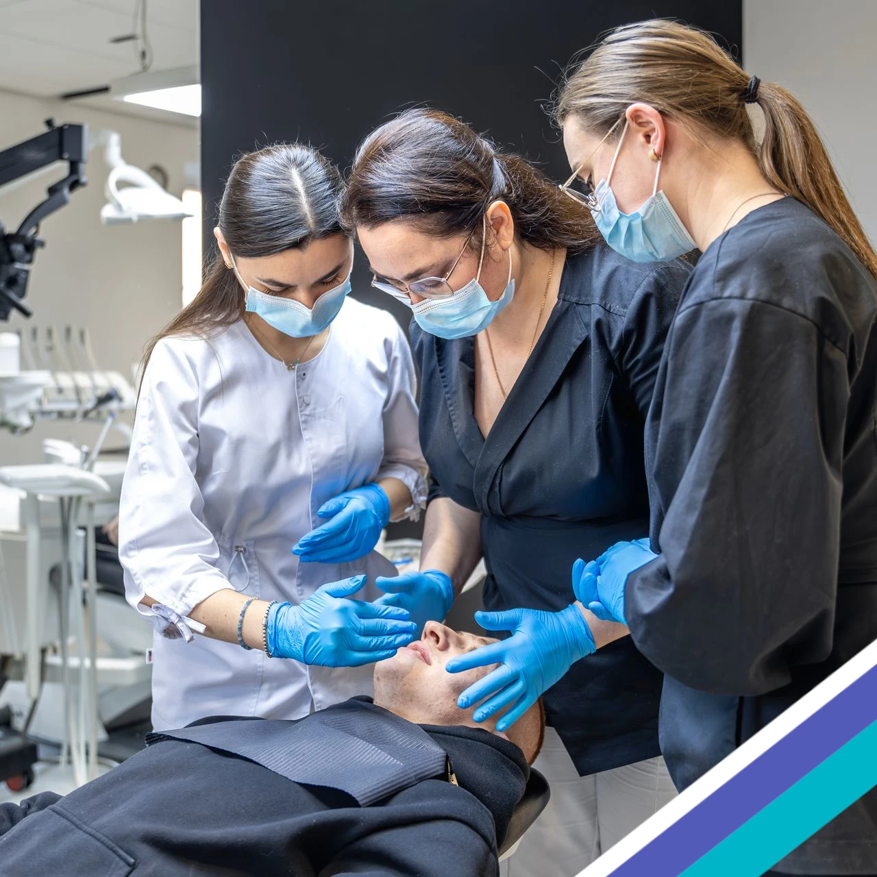 Étudiants en dentaire en Espagne en stage clinique