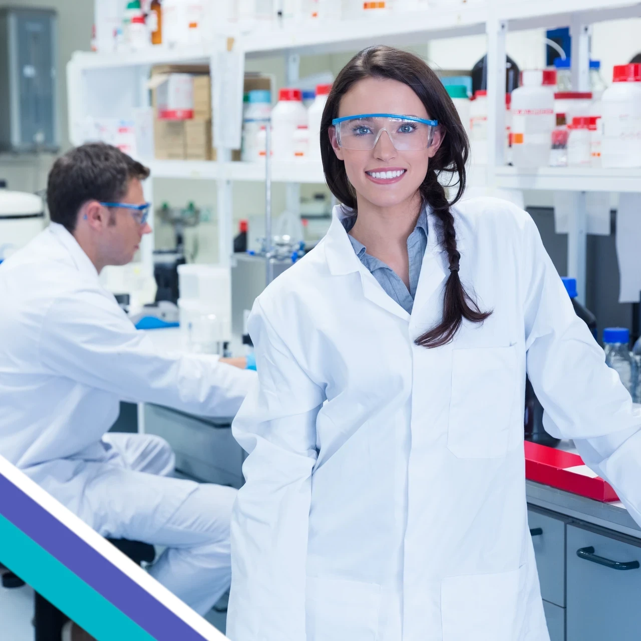 Étudiants en pharmacie en salle de TP Espagne